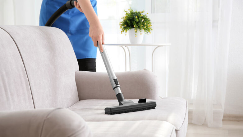 Продлит срок службы обивки: как чистить бархатный или велюровый диван в домашних условиях