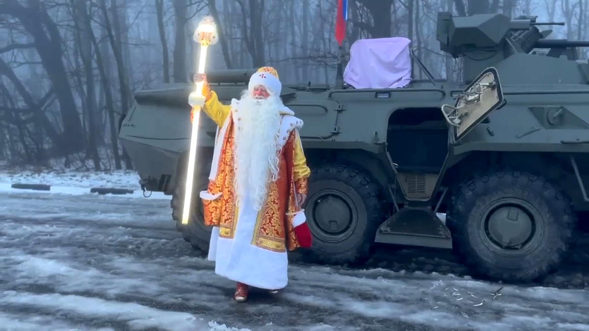 На открытие елки в Белгороде Дед Мороз приехал на БТР
