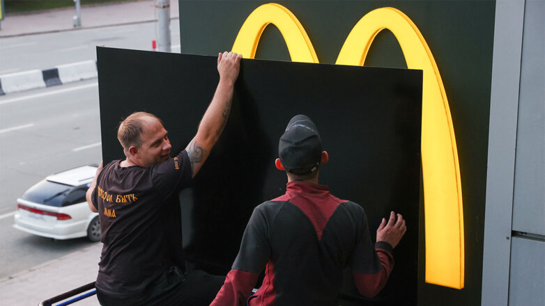 Демонтаж вывески ресторана быстрого питания McDonald's
