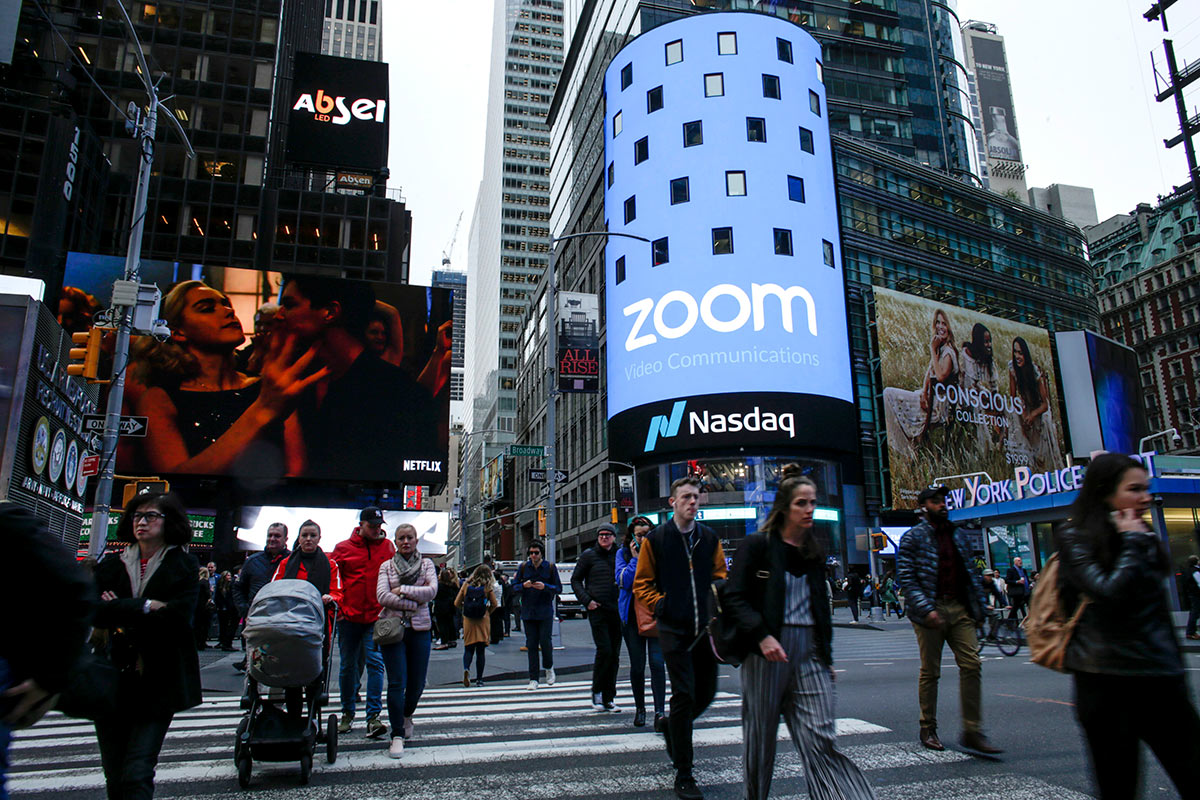 Здание биржи Nasdaq с логотипом компании Zoom