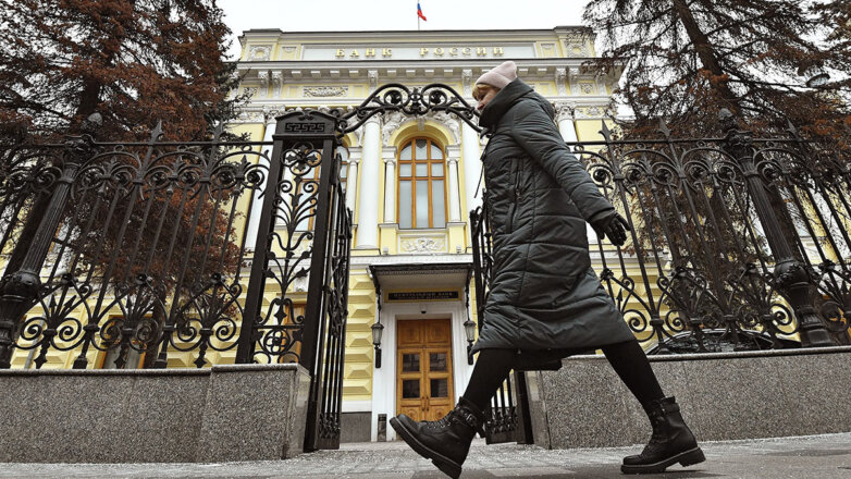 Женщина идет мимо Центрального банка РФ