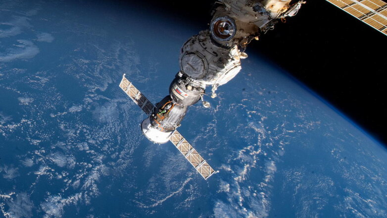"Роскосмос" заявил, что повышение температуры в "Союзе" не угрожает жизни космонавтов