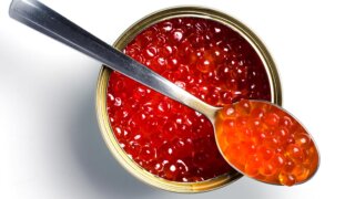 Хорошая красная икра сильно не подешевеет даже после Нового года, предупредил эксперт