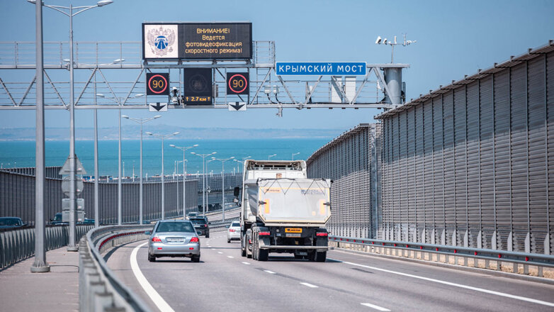 Пробки образовались с обеих сторон Крымского моста