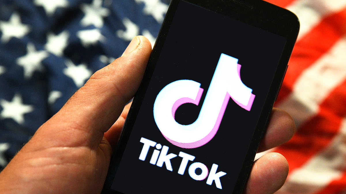 Логотип TikTok и флаг США