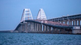 "Ъ": Крымский мост в 2022 году подорвали твердым ракетным топливом