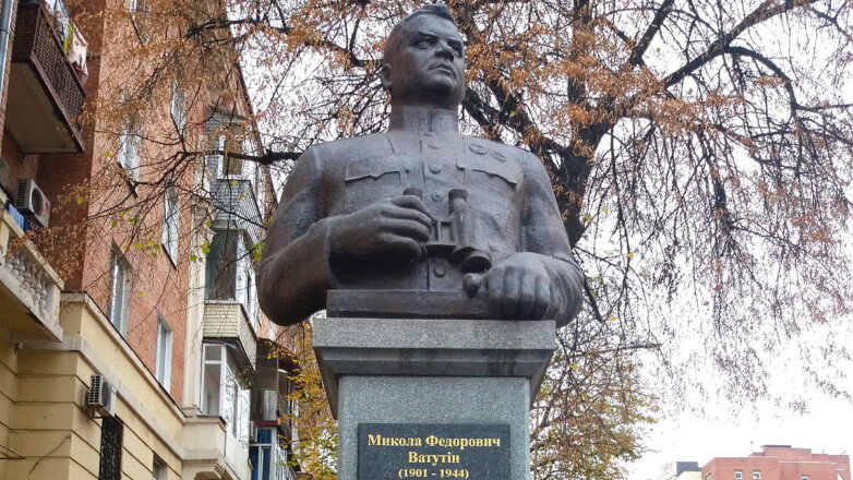 СМИ: в Полтаве неизвестные облили краской памятник советскому генералу Ватутину