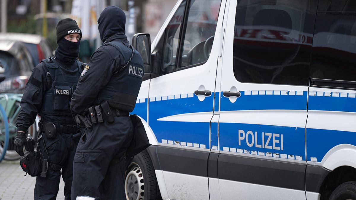 СМИ: неизвестный пытался въехать в ворота российского консульства в Бонне