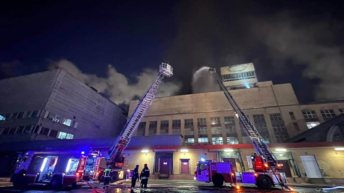 Пожар на крыше Микояновского мясокомбината в Москве ликвидировали