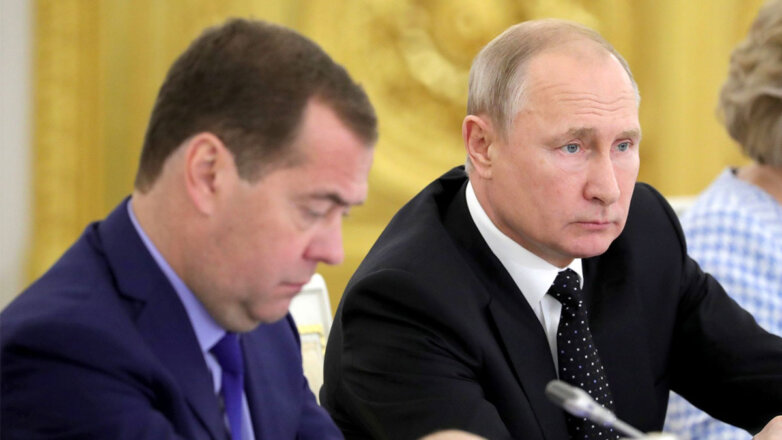Путин учредил новую должность, включив Медведева в Военно-промышленную комиссию