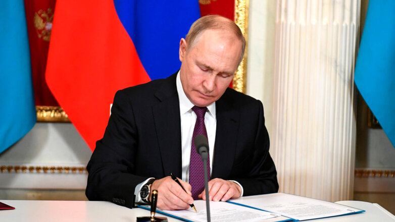 Путин подписал законы об администраторах российских судов