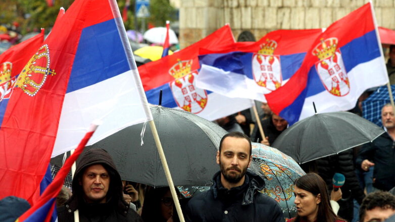 СМИ: сербы строят баррикады в Косово после задержания экс-полицейского