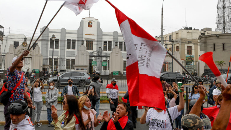 1218175 Протесты в Перу флаги митинг