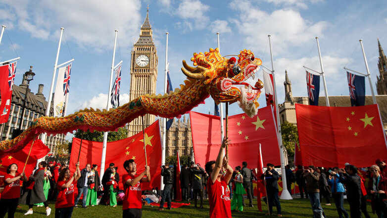 Сторонники президента Китая Си Цзиньпина выступают напротив Биг-Бена в Лондоне