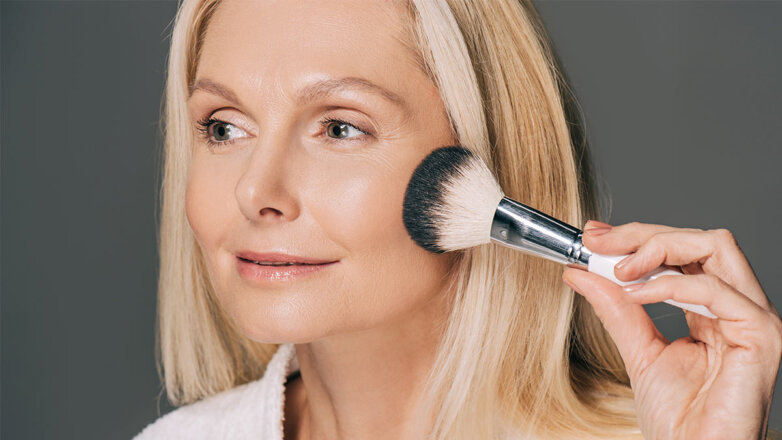 Визажист перечислила частые ошибки в макияже, которые делают женщину старше