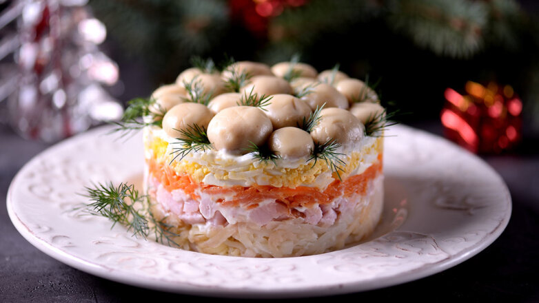 Праздничная кухня: слоеный салат "Грибная поляна" с ветчиной и сыром