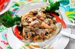 Недорого и вкусно: теплый салат из печени с маринованными огурцами