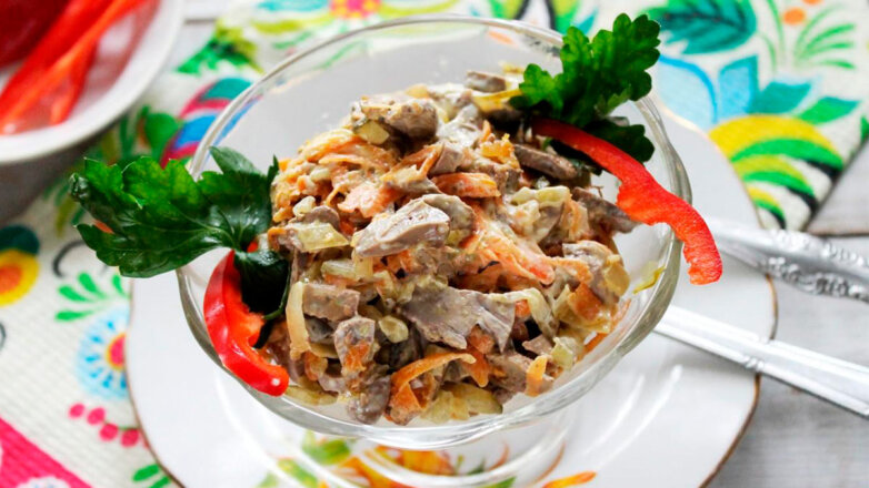 Недорого и вкусно: теплый салат из печени с маринованными огурцами