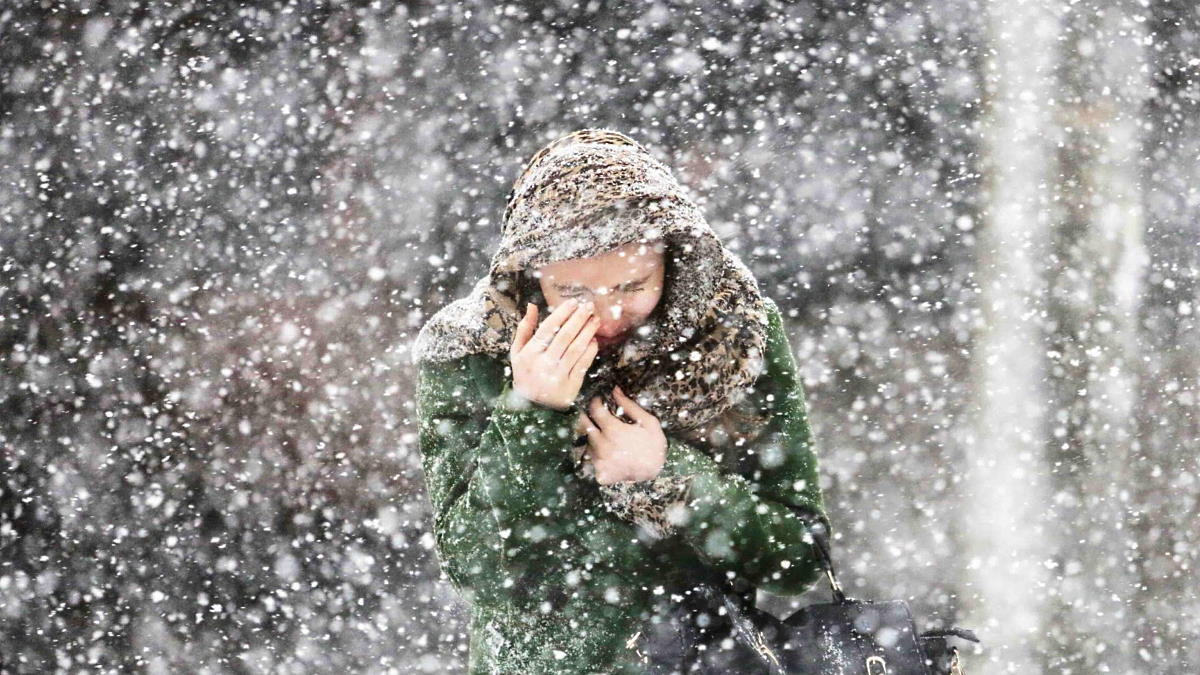 МЧС выпустило экстренное предупреждение из-за снега, гололеда и снежных заносов в Москве