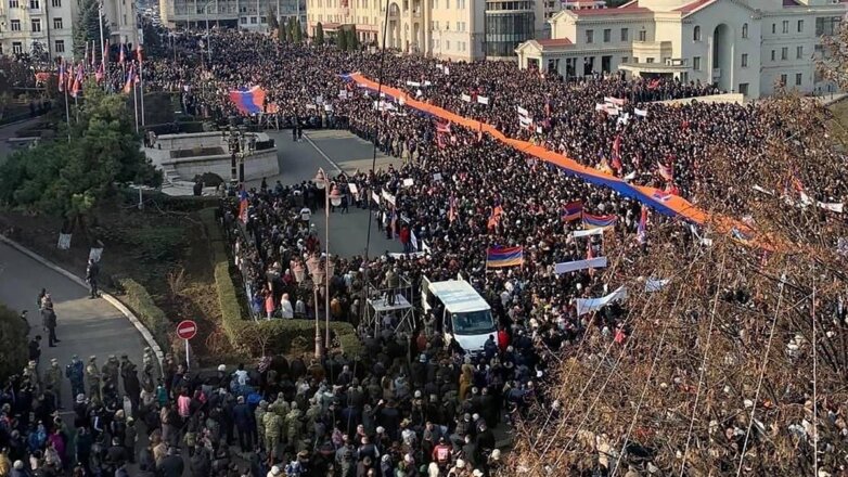 В Степанакерте тысячи людей вышли на митинг с призывом открыть Лачинский коридор