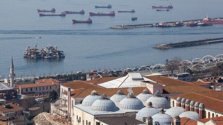 США: почти все застрявшие у берегов Турции танкеры не перевозят российскую нефть