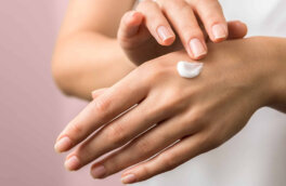 Вы неправильно мажете руки: почему нанесение крема на сухую кожу только вредит и как это исправить