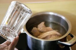 Зачем при варке мяса в кастрюлю кладут стакан: совет, который улучшит кулинарный навык