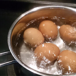 Яйца не лопнут при варке и будут легко чиститься: простая хитрость