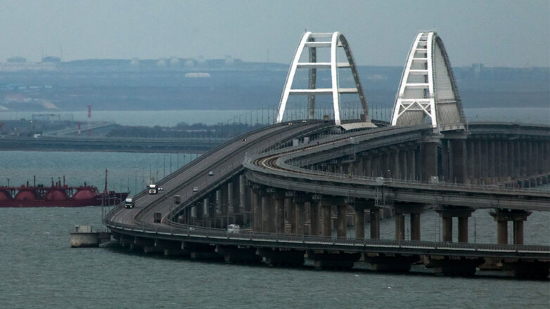 На Крымском мосту возобновили движение автомобилей
