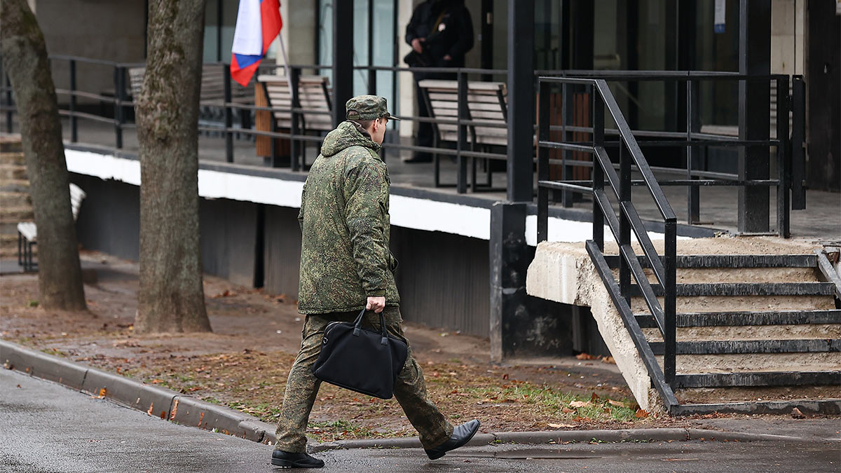 Военнослужащий у временного пункта мобилизации
