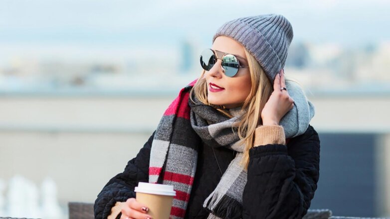 Стилист назвала самые модные зимние шапки, шарфы и перчатки