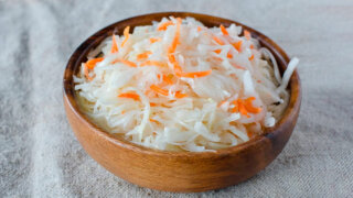 Почему квашеная капуста получается мягкой, и как этого избежать