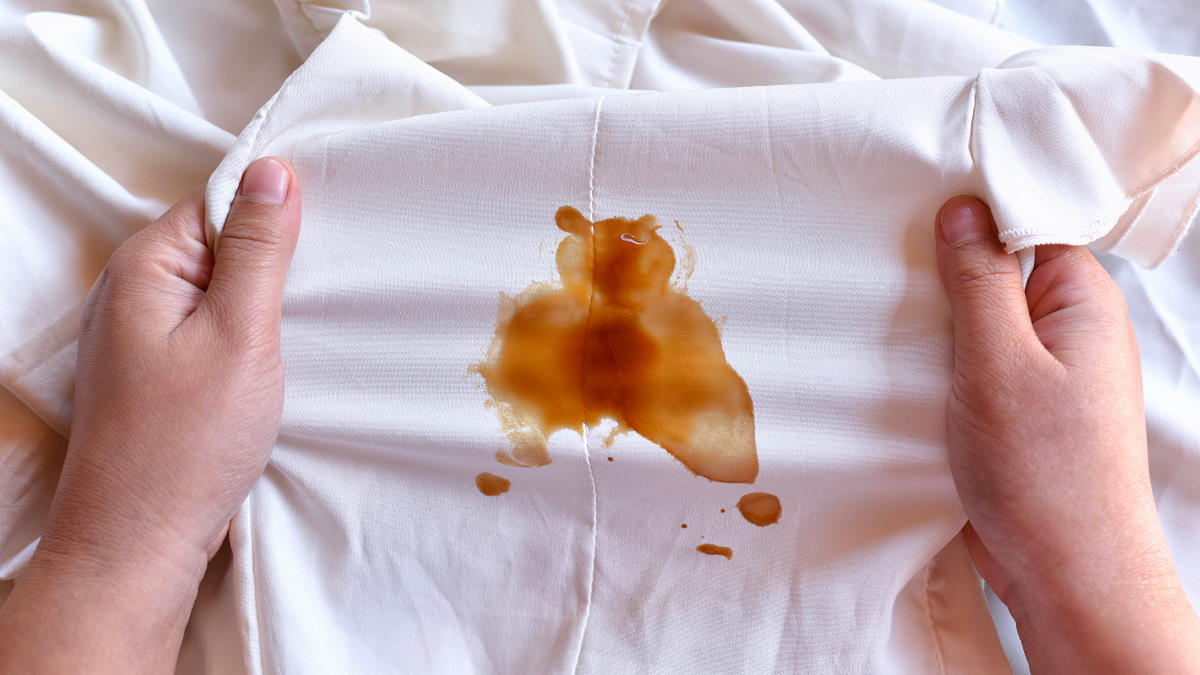 Как удалить кофейное пятно с одежды: простой, но рабочий способ