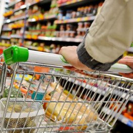 Депутат предложил обязать продуктовые магазины ставить полки для фудшеринга