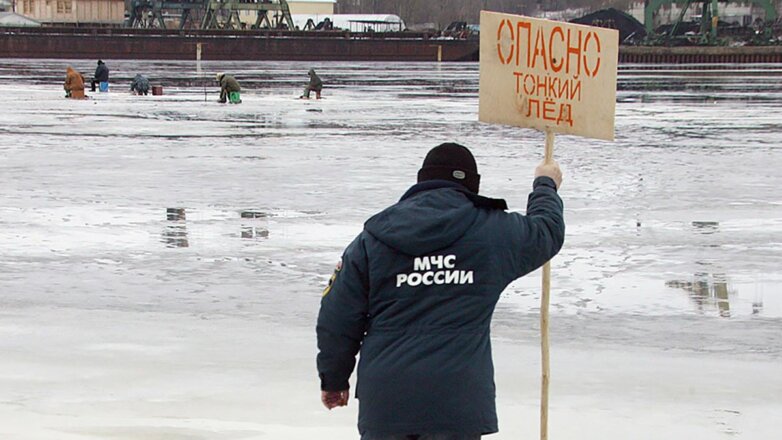 МЧС установило вблизи водоемов в России 21 тысячу плакатов об опасности провала под лед