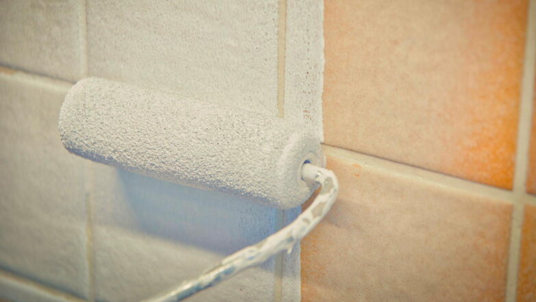Экспресс-ремонт: как бюджетно и надежно покрасить плитку в ванной комнате