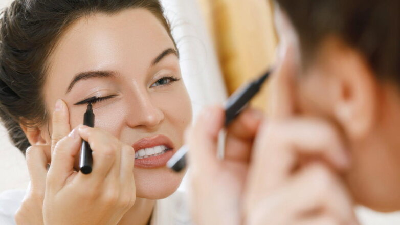 Нависшее веко станет еще заметней: 4 распространенные ошибки в макияже