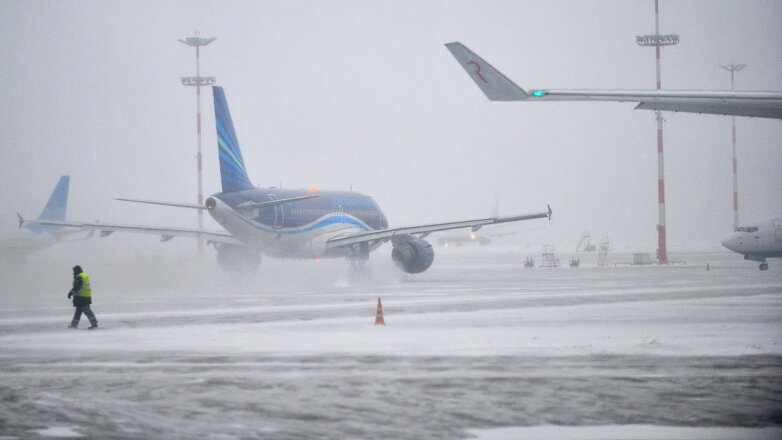 В аэропортах Москвы задержано или отменено больше 60 рейсов