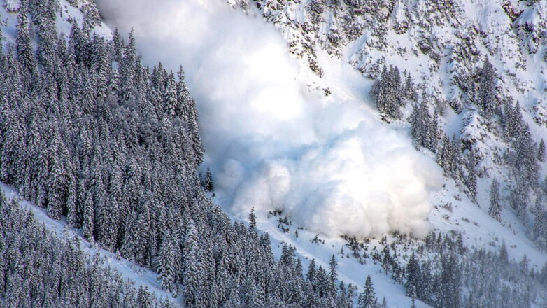Около 10 человек попали под лавину на горнолыжном курорте в Австрии