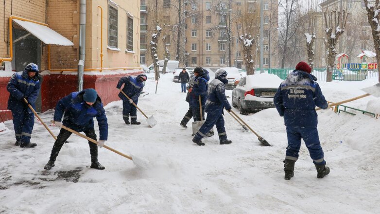 Уборка снега у многоквартирного дома: кто отвечает и как заставить УК работать
