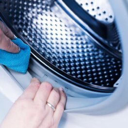 Почему важно чистить стиральную машинку и как это делать: простые лайфхаки