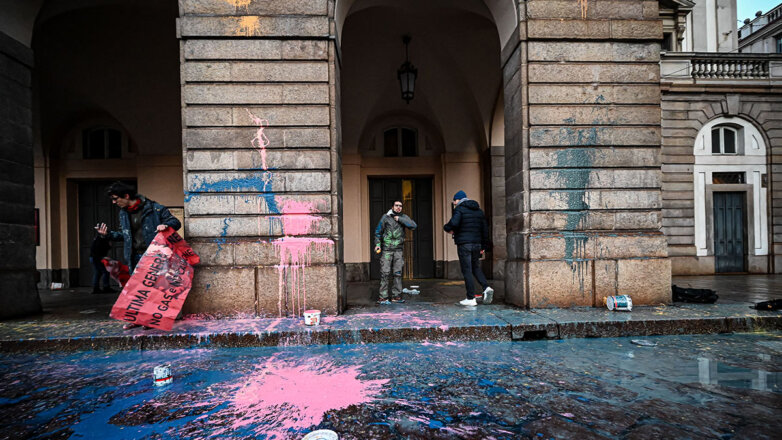 В Италии экоактивисты облили краской вход в театр "Ла Скала", где представят русскую оперу
