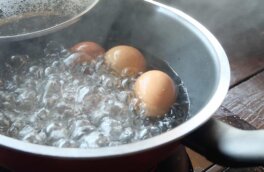 Зачем добавлять соль при варке яиц: хитрость, о которой мало кто знает