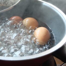 Зачем добавлять соль и уксус при варке яиц: полезная хитрость, о которой мало кто знает