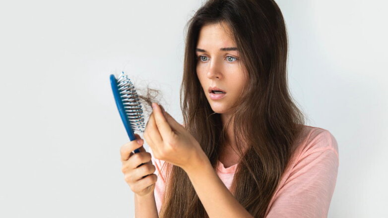 Теряют объем и густоту: 3 ошибки в уходе за волосами, которые приводят к их выпадению