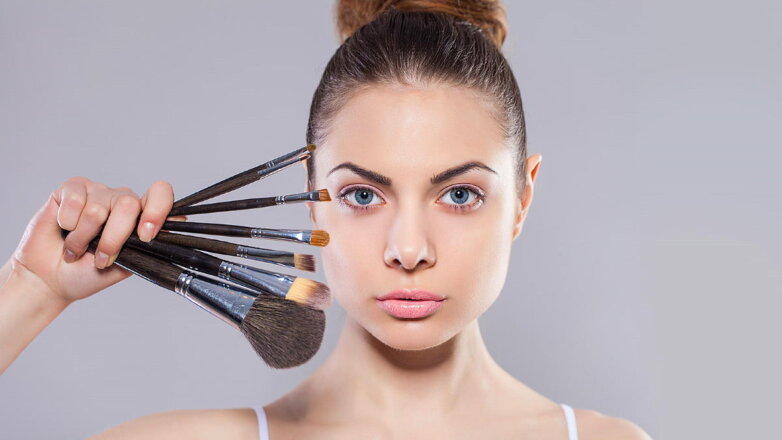 Сделает из вас простушку: визажист перечислила 5 основных ошибок в макияже