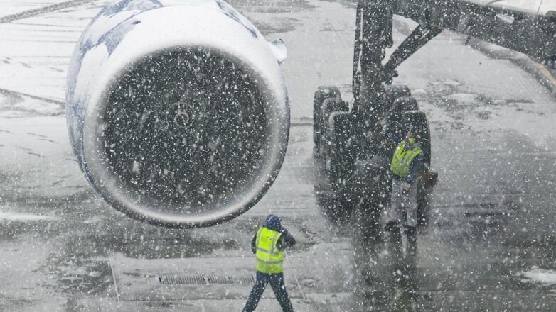 В аэропортах Москвы отменили 13 рейсов и задержали 67 вылетов из-за снегопада
