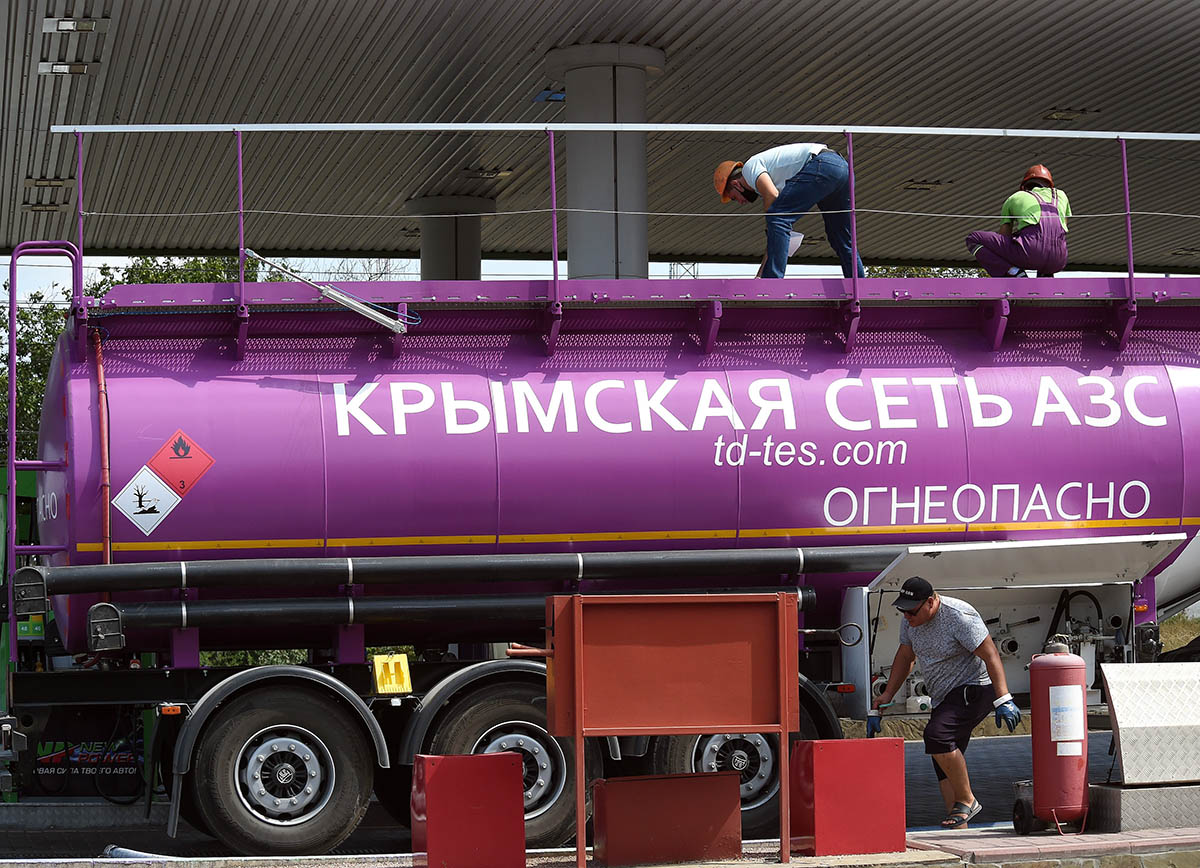 Выгрузка топлива на автомобильной заправочной станции (АЗС) "Крымская сеть АЗС"