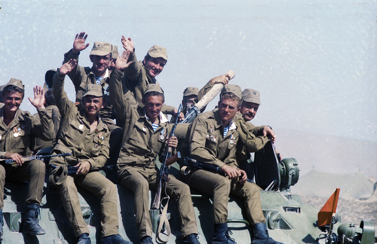 Советские солдаты во время возвращения из Кандагара