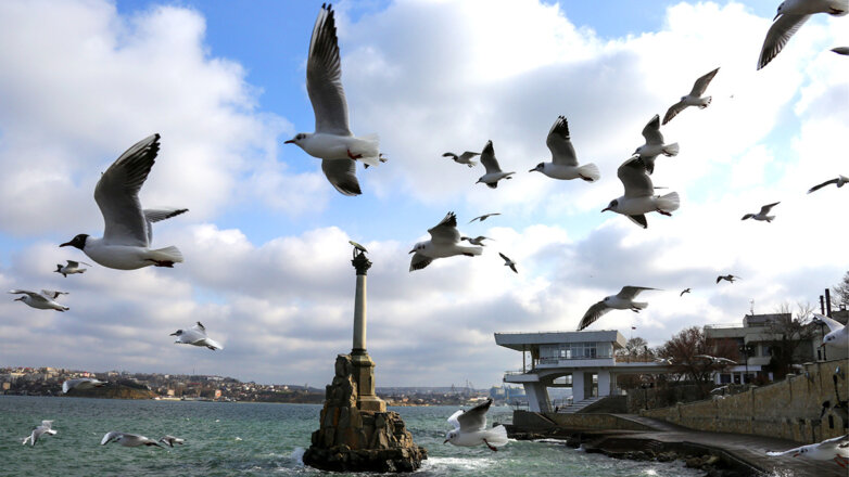 Памятник затопленным кораблям в Севастополе.